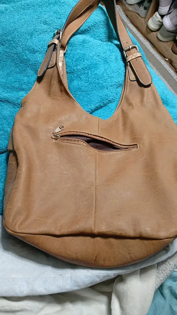 Bolso de cuero marrón con bolsillos frontales - 2
