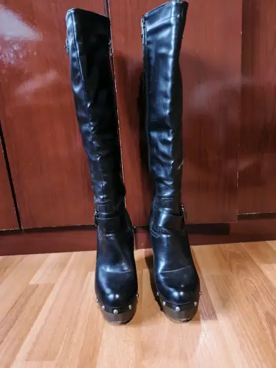 Botas negras de cuero con tacón alto - miniatura 1