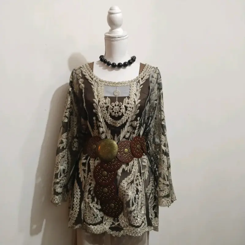 Lote de poleras de mujer con diseños variados - 3