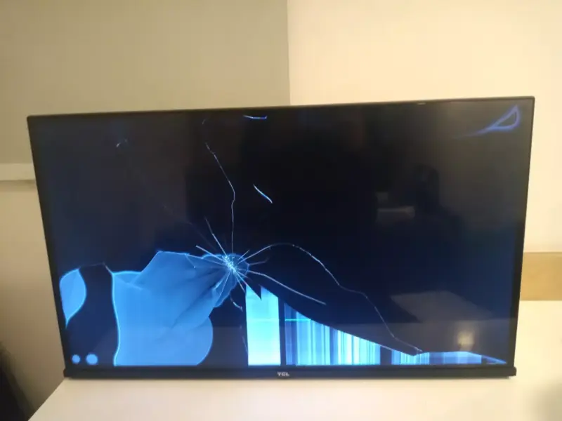 Televisor TCL con pantalla rota para repuestos - 1