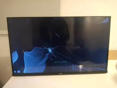 Televisor TCL con pantalla rota para repuestos - miniatura 2