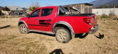 Camioneta Mitsubishi L200 2015 Roja leer descripci - miniatura 4