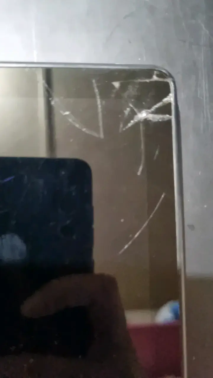 Tablet Samsung A07 con pantalla dañada - 3