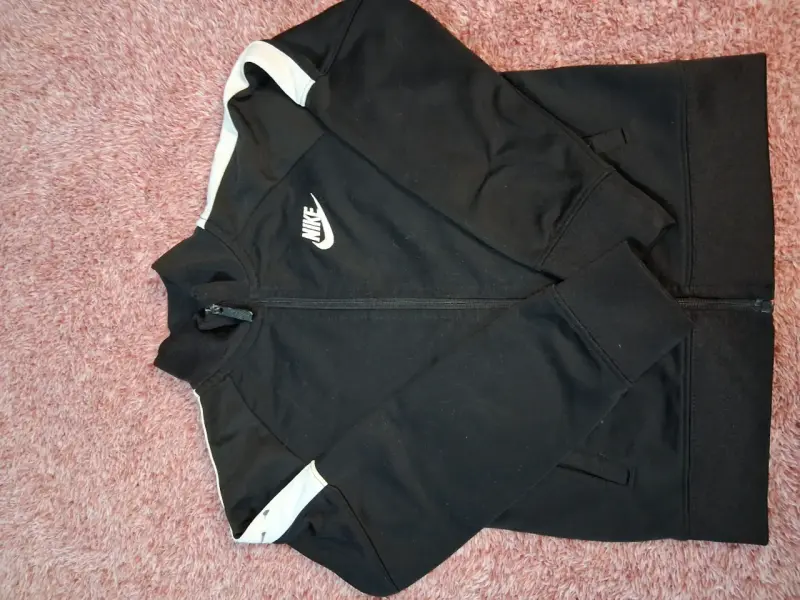 Chaqueta deportiva negra Nike con detalles negros