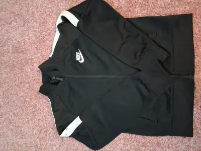 Chaqueta deportiva negra Nike con detalles negros - miniatura 1