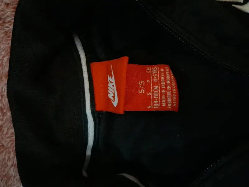 Chaqueta deportiva negra Nike con detalles negros - 2