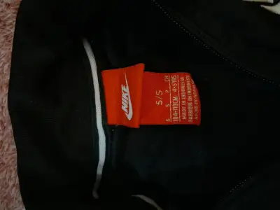 Chaqueta deportiva negra Nike con detalles negros - miniatura 2