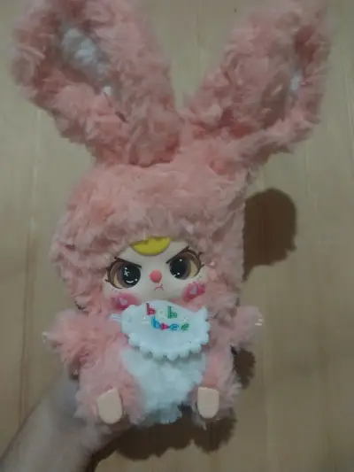 Muñeco de peluche con disfraz de conejo rosa - miniatura 1