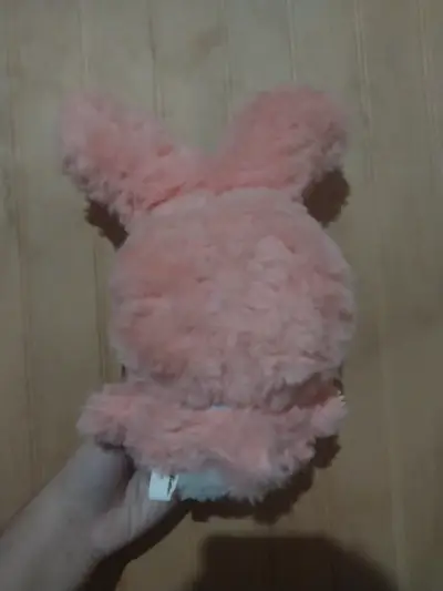 Muñeco de peluche con disfraz de conejo rosa - miniatura 2