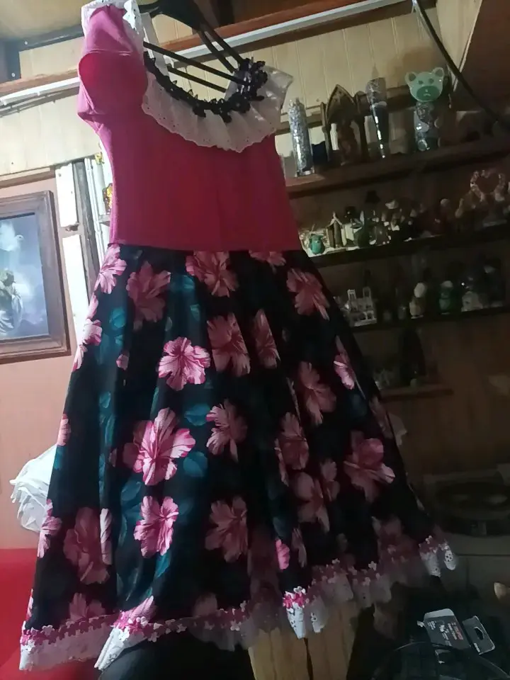 Vestido tradicional con flores y encaje - 1