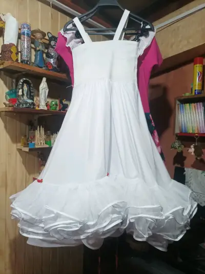 Vestido tradicional con flores y encaje - miniatura 2