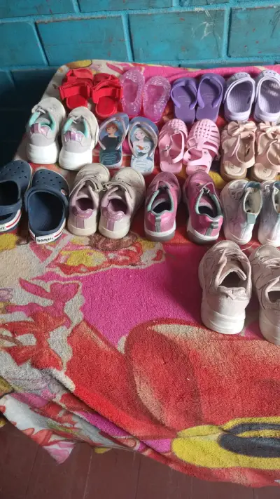 Lote de calzado infantil variado - miniatura 1