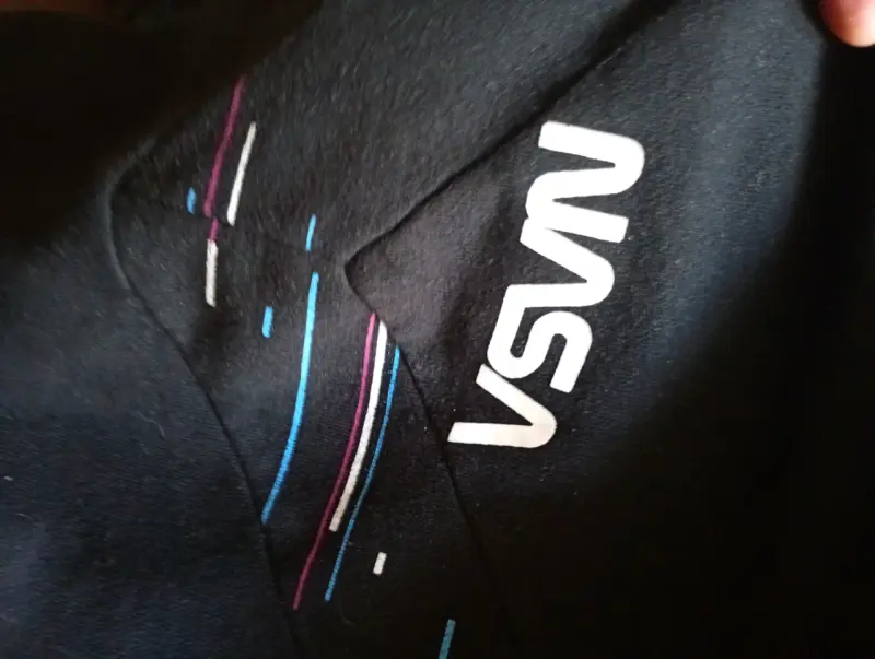 Polerón negro con diseño NASA - 1