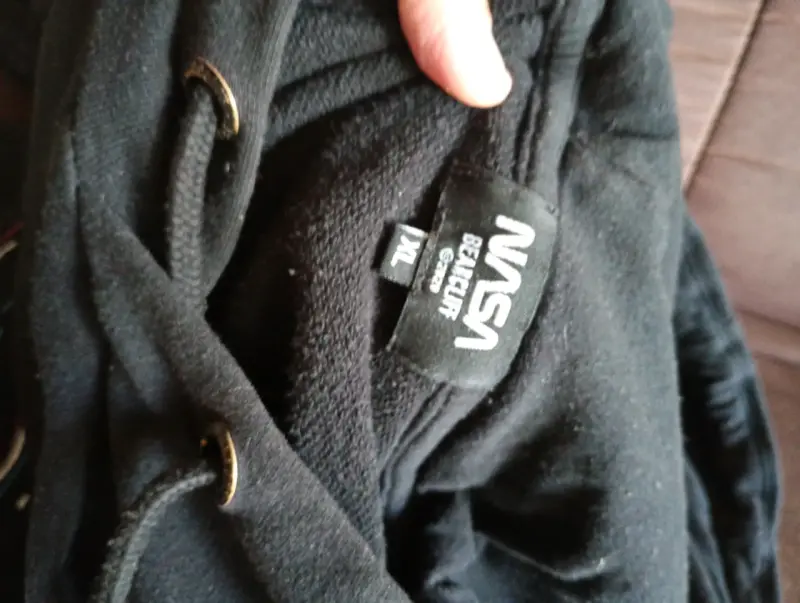 Polerón negro con diseño NASA - 2