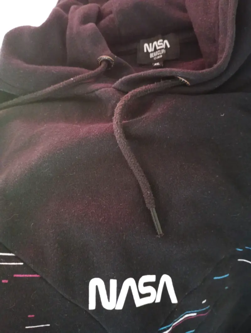 Polerón negro con diseño NASA - 3