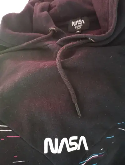 Polerón negro con diseño NASA - miniatura 3