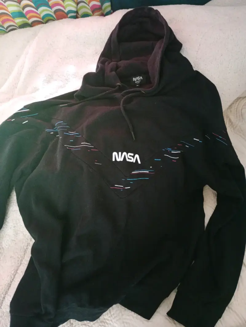 Polerón negro con diseño NASA - 4
