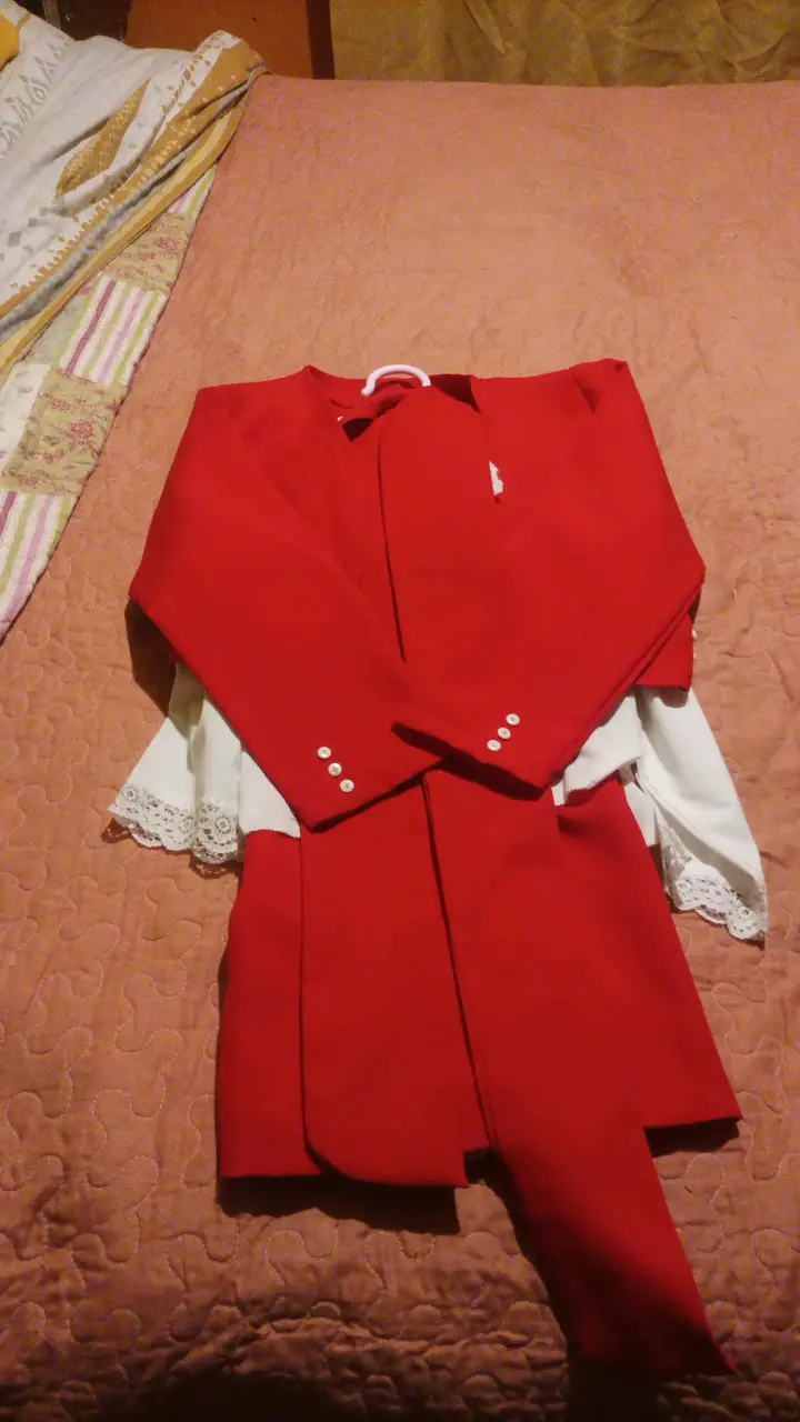 Conjunto de traje rojo con blusa blanca - 1