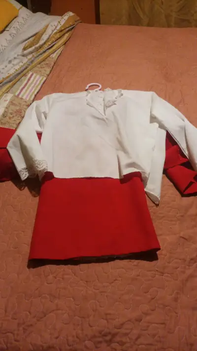 Conjunto de traje rojo con blusa blanca - miniatura 2