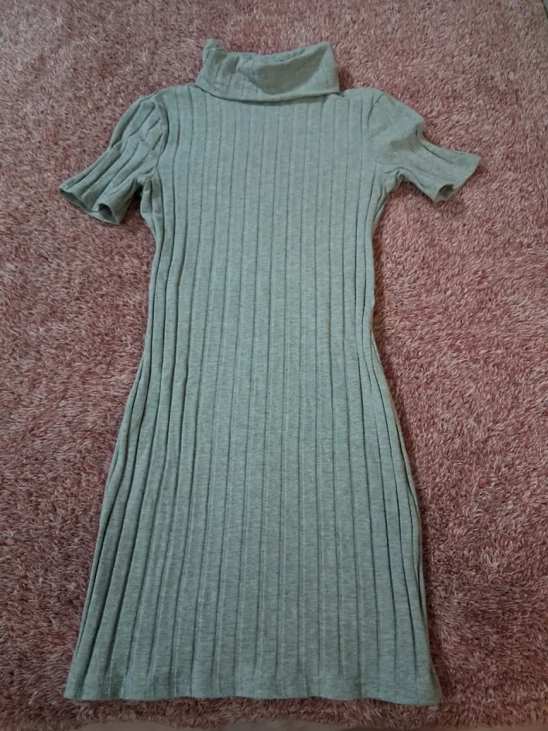 Vestido de punto gris con cuello alto - 1