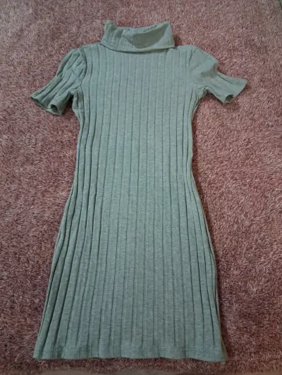 Vestido de punto gris con cuello alto - miniatura 1
