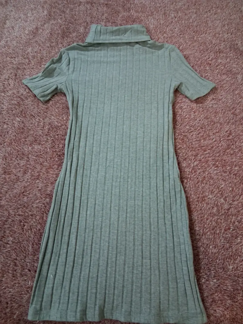 Vestido de punto gris con cuello alto - 2