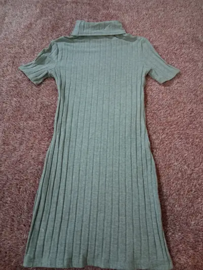 Vestido de punto gris con cuello alto - miniatura 2