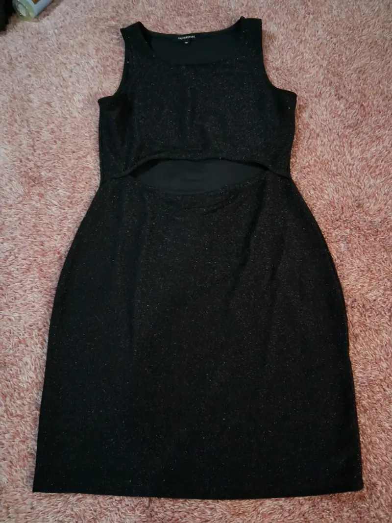 Vestido negro con diseño cut-out elegante