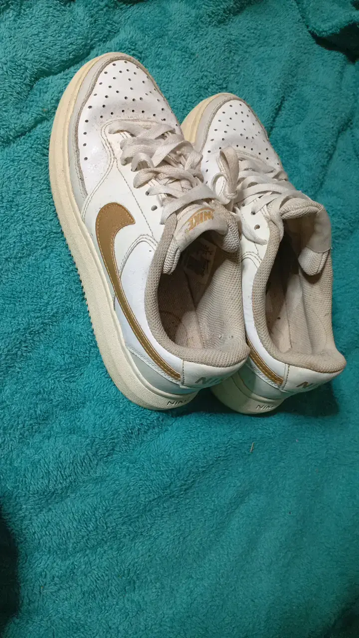 Zapatillas deportivas Nike blancas y doradas
