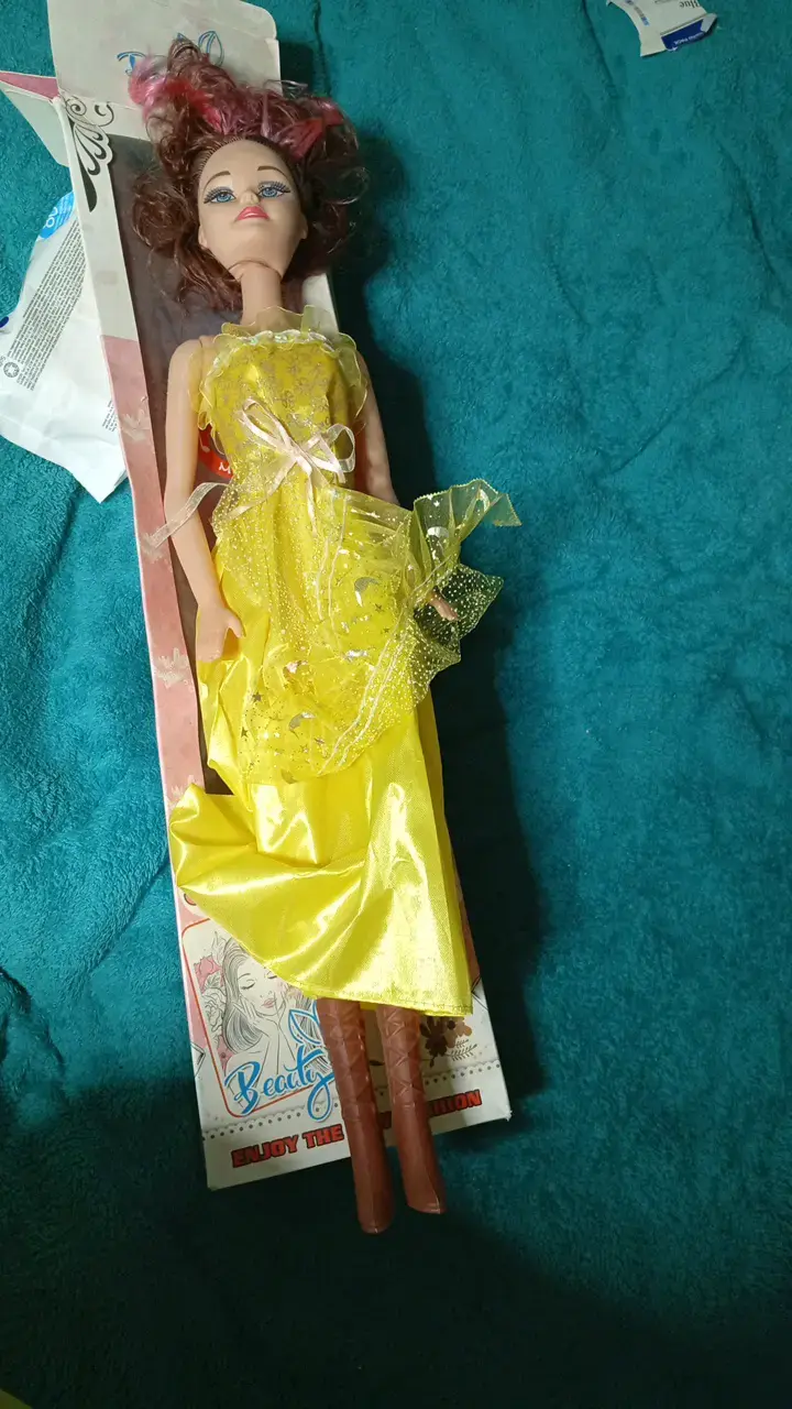 Muñeca con vestido amarillo brillante