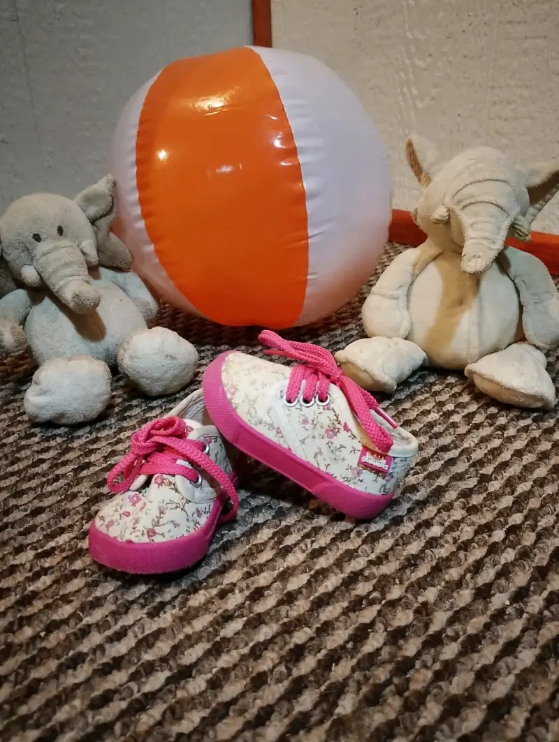 Zapatillas de bebé con diseño floral y lazos rosas - 1
