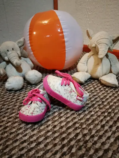 Zapatillas de bebé con diseño floral y lazos rosas - miniatura 1