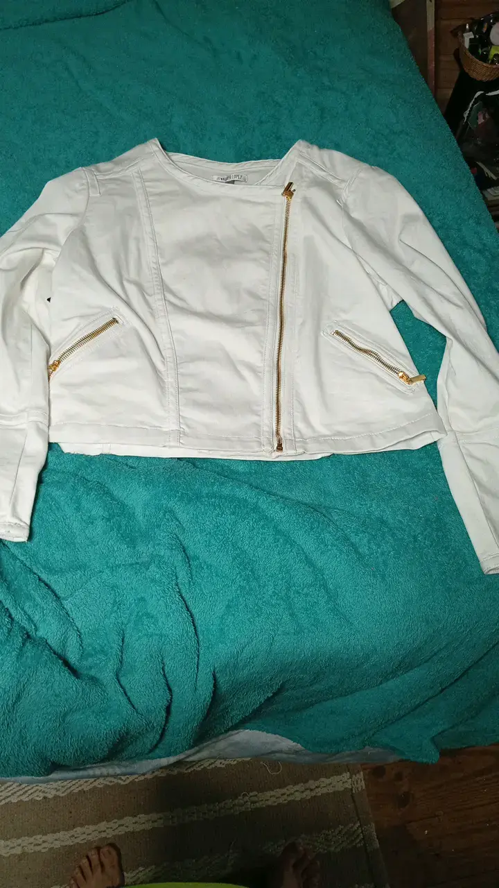 Chaqueta blanca con cierre dorado