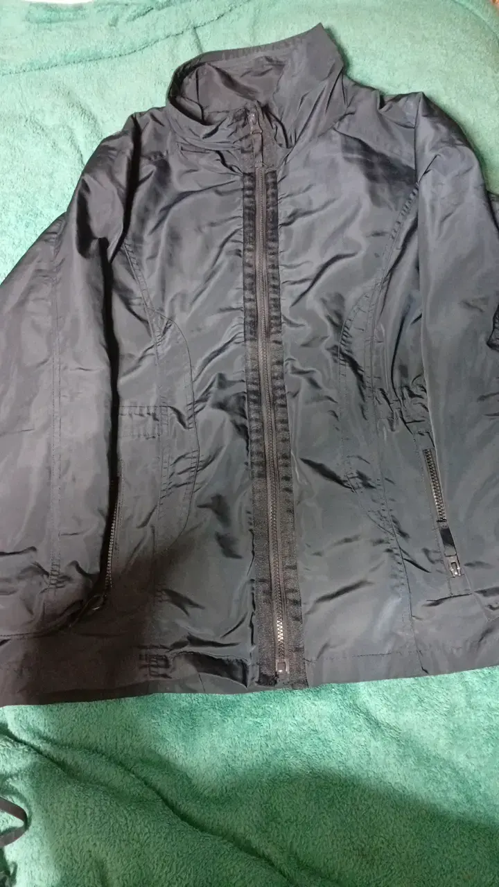 Chaqueta negra impermeable para mujer