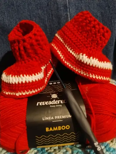 Botines de bebé tejidos a mano en lana premium - miniatura 1