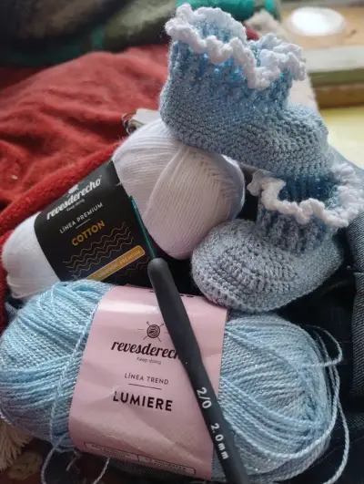Botines de bebé tejidos a mano en lana premium - miniatura 2