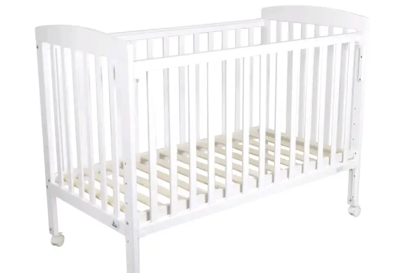 Cuna de madera blanca con ruedas - 2