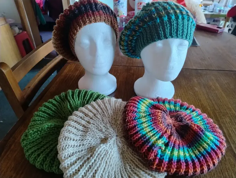 Boina de lana tejida a mano multicolor
