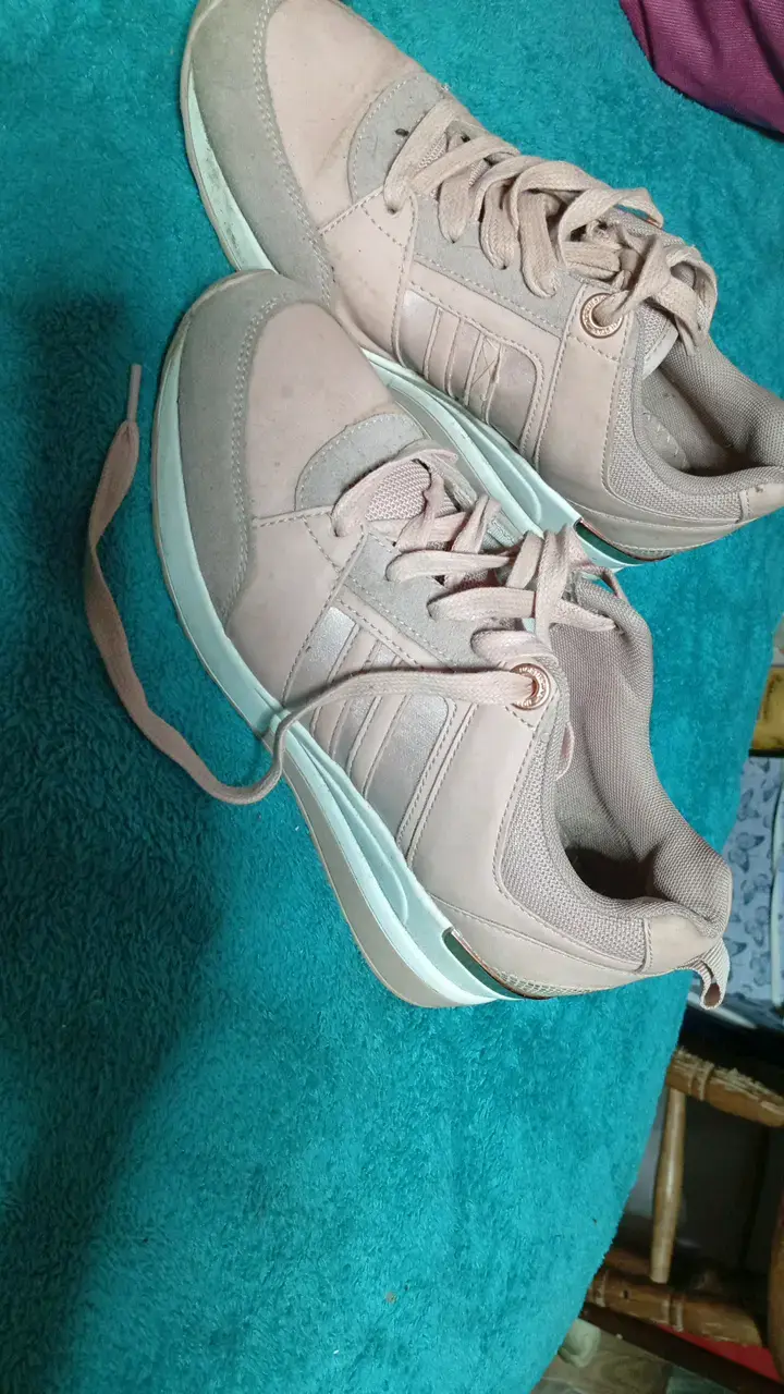 Zapatillas deportivas rosas para mujer en buen estado
