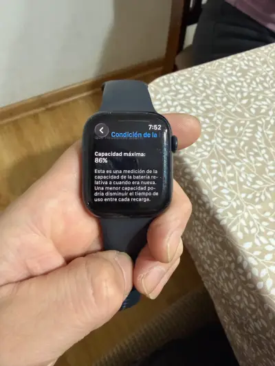 Apple Smartwatch negro con correa de silicona - miniatura 4