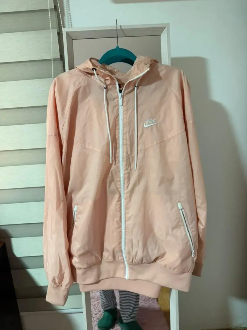 Chaqueta cortaviento Nike rosada.