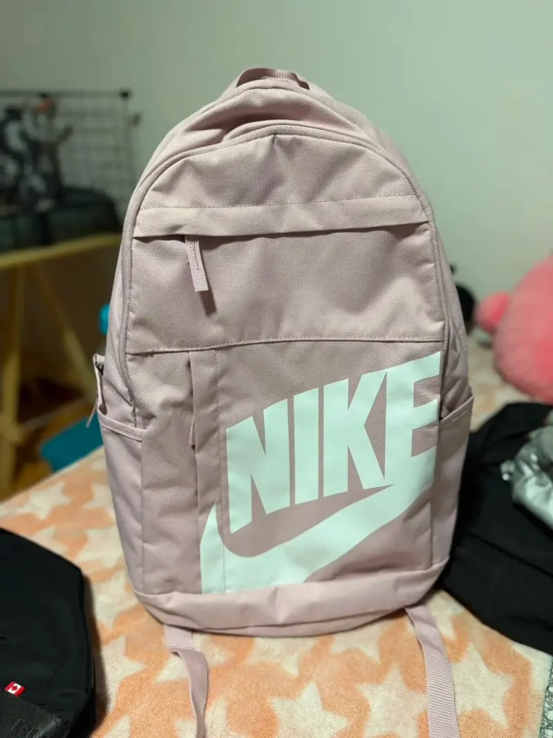 Mochila Nike rosa.