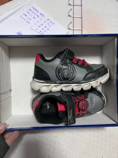 Zapatillas de niño con diseño de superhéroe - miniatura 1