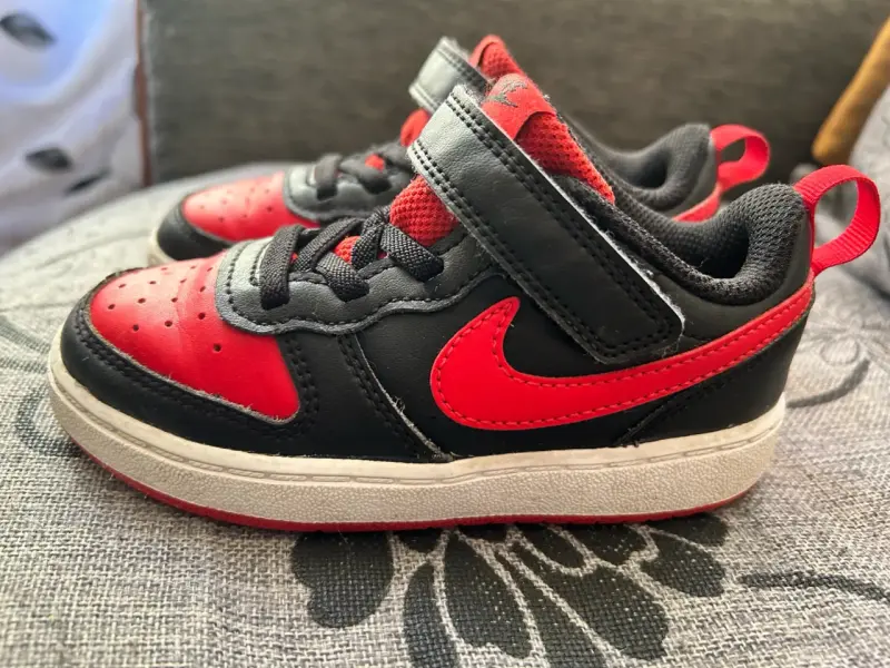 Zapatillas deportivas niño Nike rojas y negras - 1