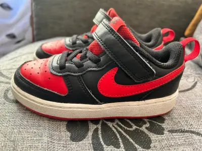 Zapatillas deportivas niño Nike rojas y negras - miniatura 1