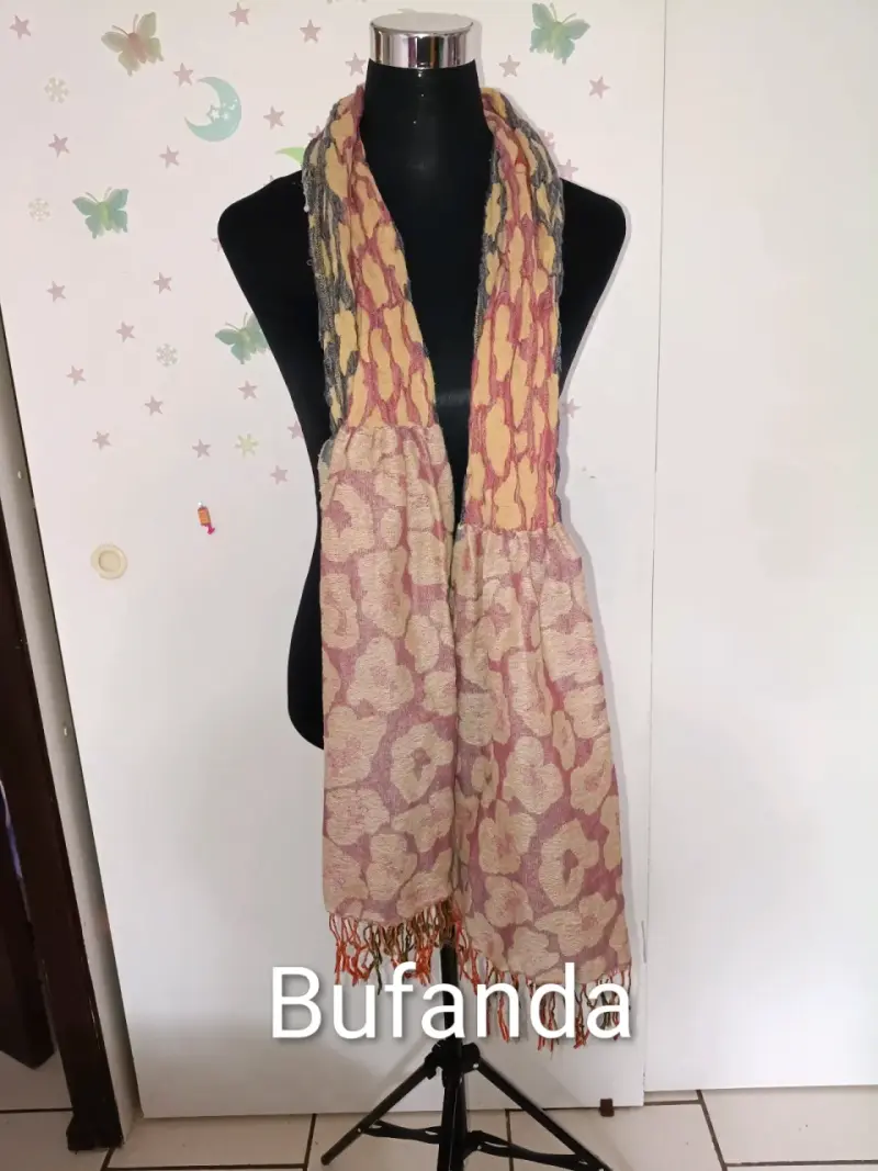 Bufanda de lana con diseño floral