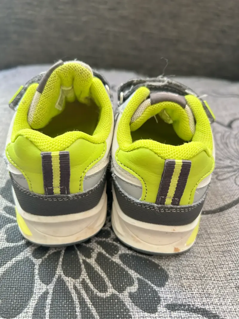 Zapatillas deportivas infantiles verde y gris - 2