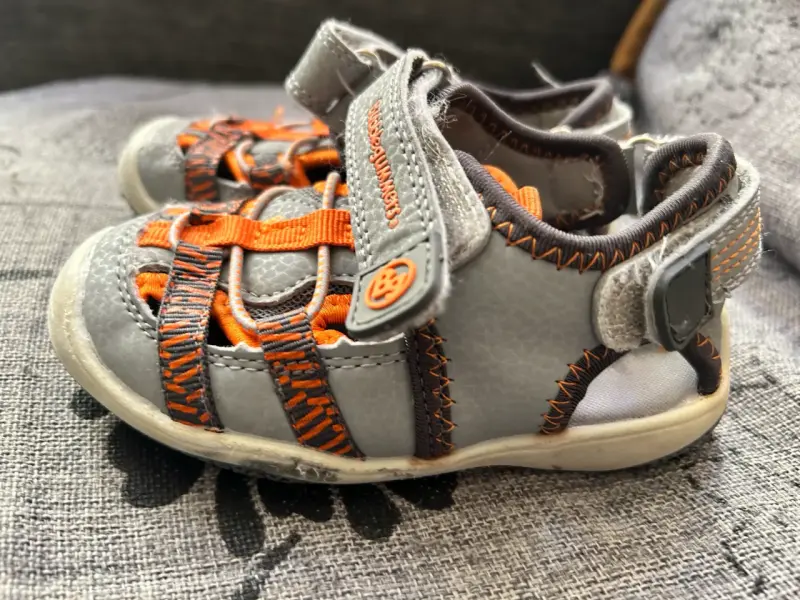 Sandalias para niños Bubblegummers gris y naranja - 2
