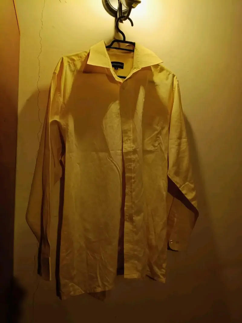 Camisa formal amarilla para hombre