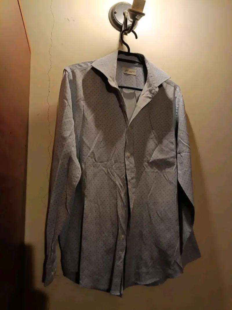Camisa de vestir azul con diseño de puntos